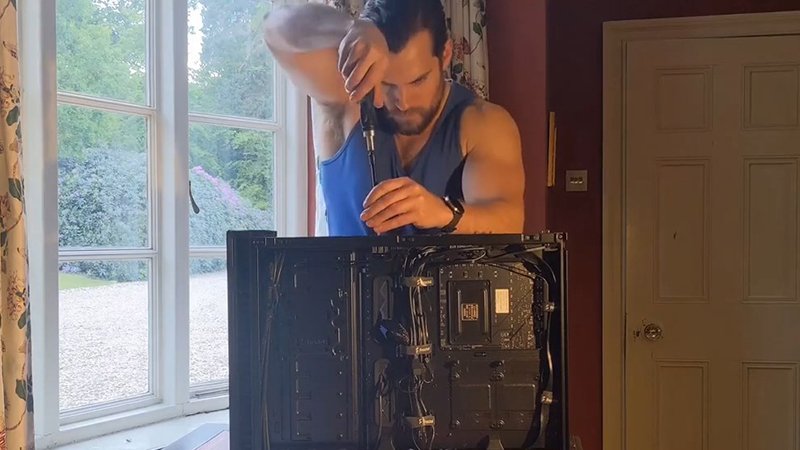 henry cavill builds gaming pc